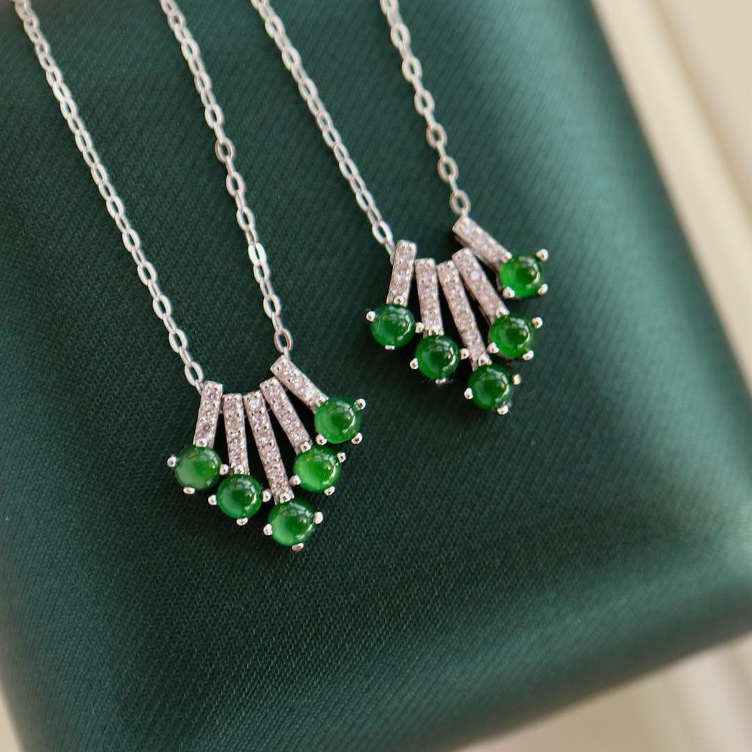 Nature vividly green Chrysoprasus necklace
