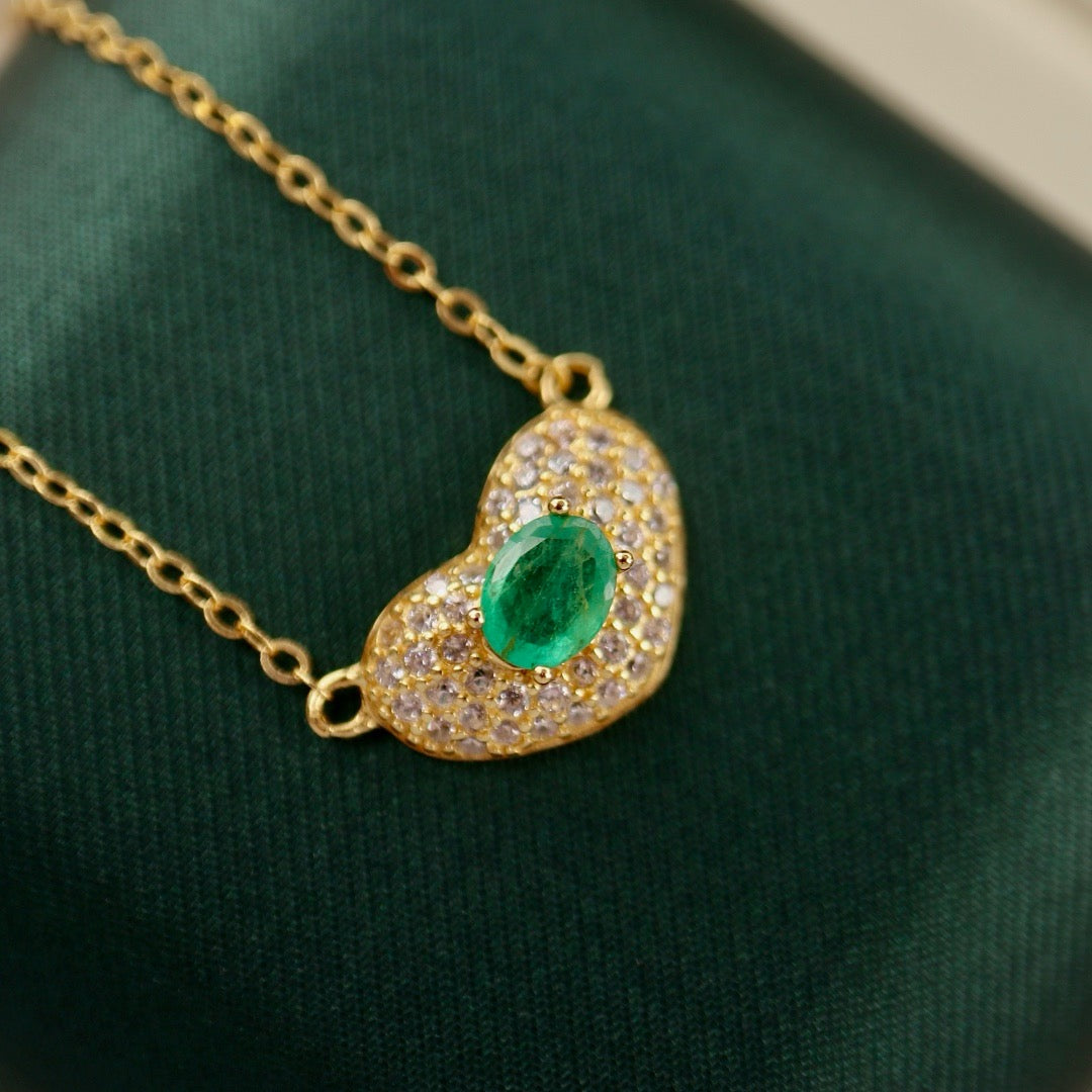 Natural Emerald Necklace with Oval shape cut and heart shape