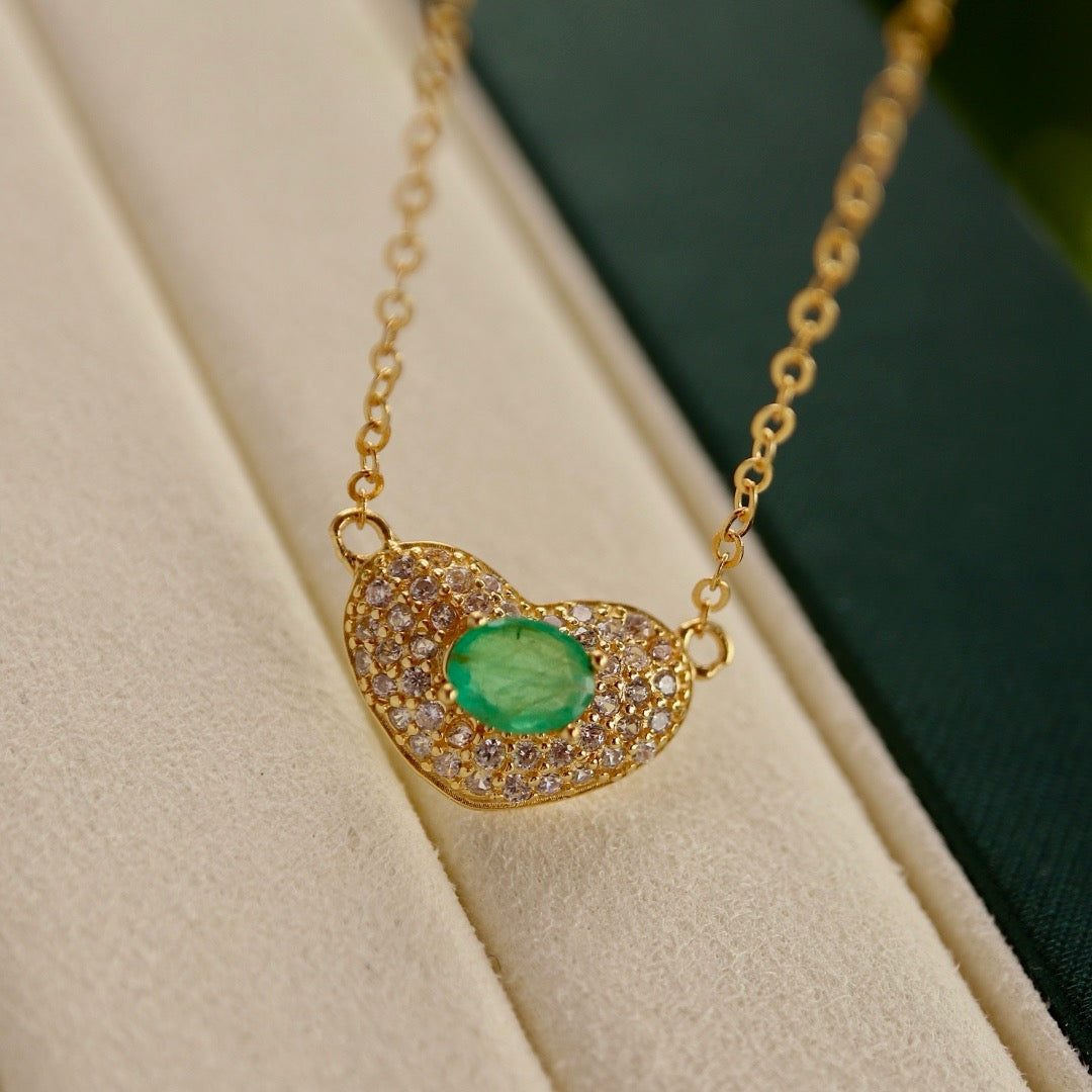 Natural Emerald Necklace with Oval shape cut and heart shape