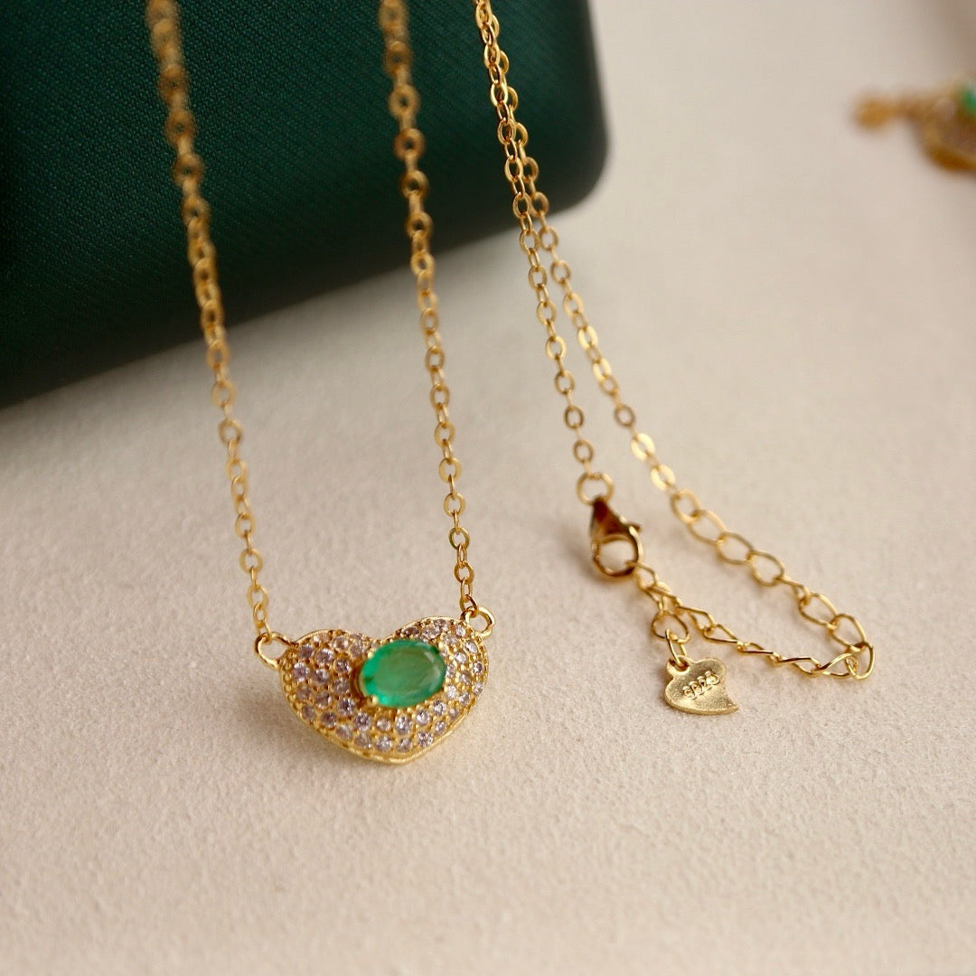 Natural Emerald Necklace with Oval shape cut and heart shape