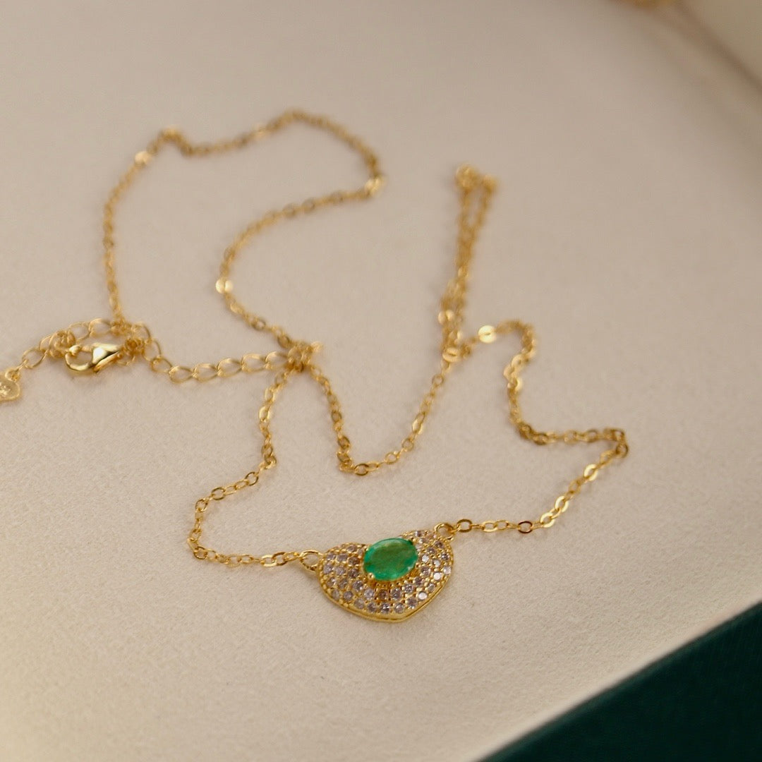 Natural Emerald Necklace with Oval shape cut and heart shape
