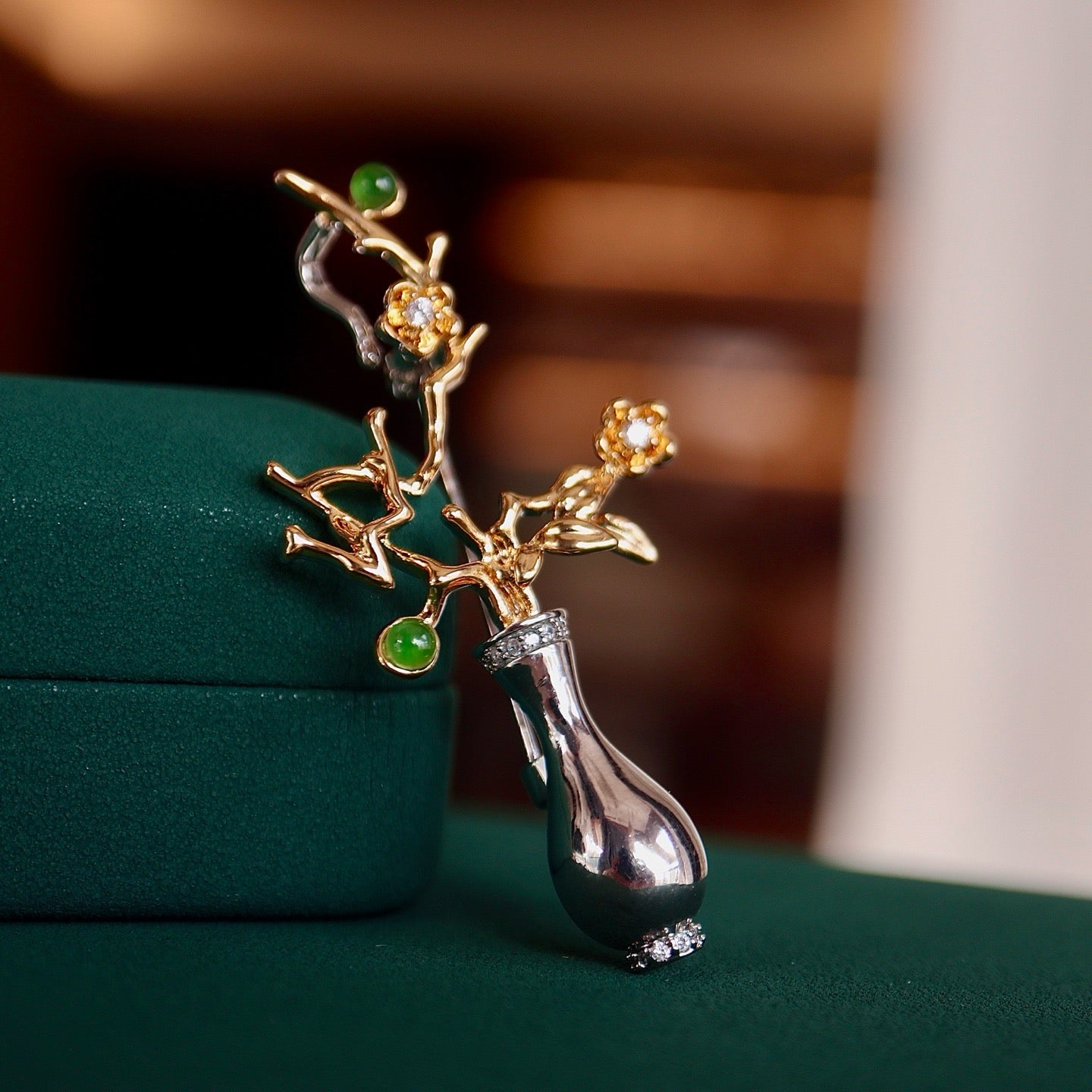 Brooch made of natural chrysoprase with vase shape