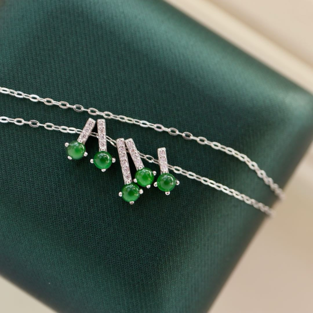Nature vividly green Chrysoprasus necklace