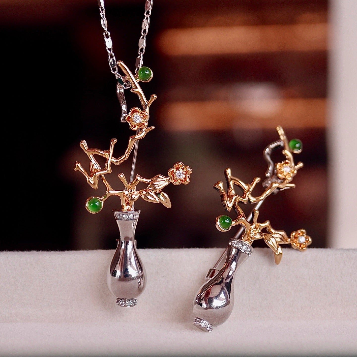 Brooch made of natural chrysoprase with vase shape