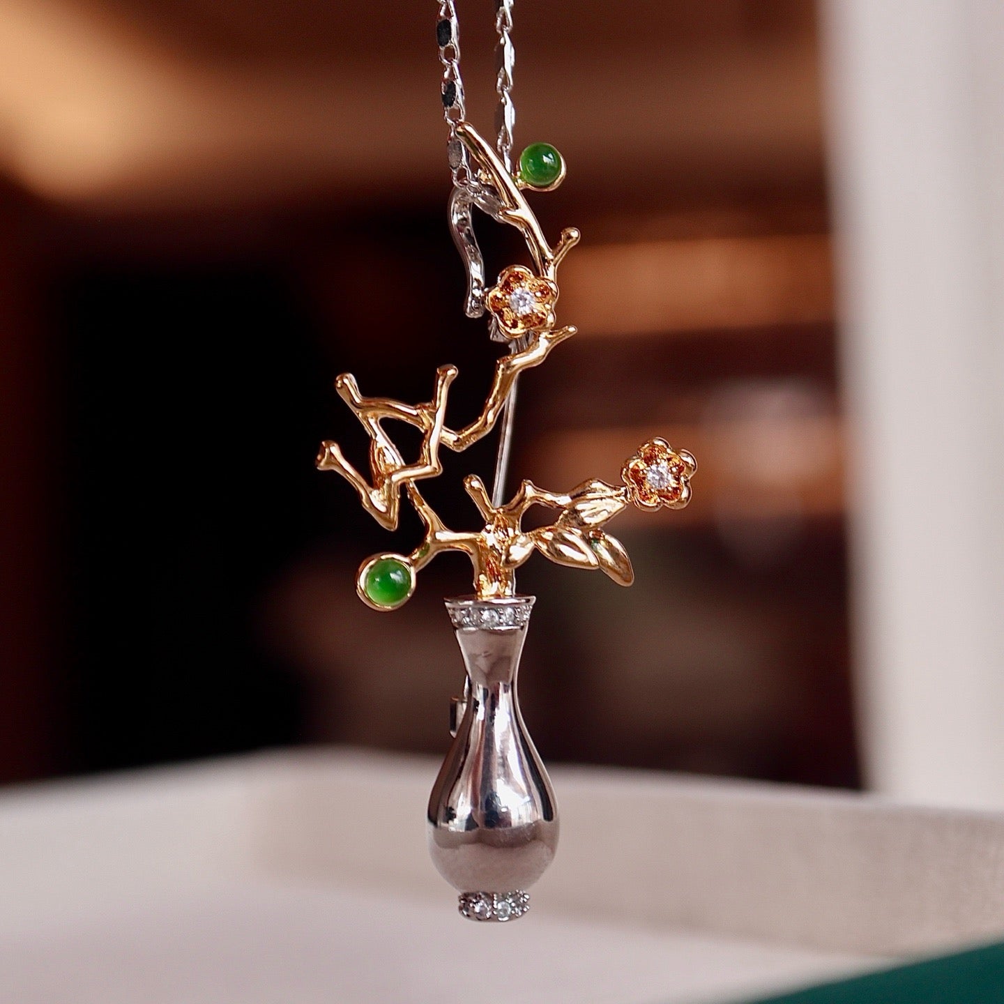 Brooch made of natural chrysoprase with vase shape