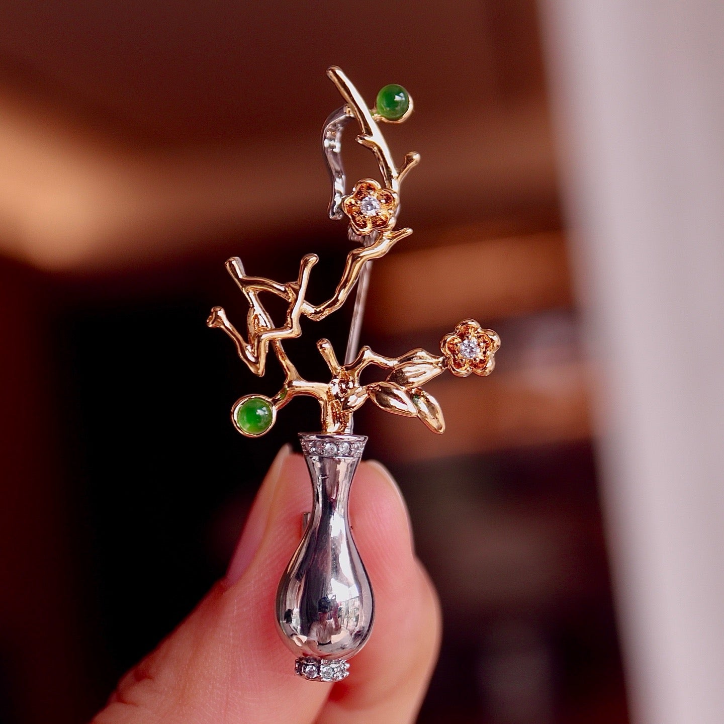 Brooch made of natural chrysoprase with vase shape