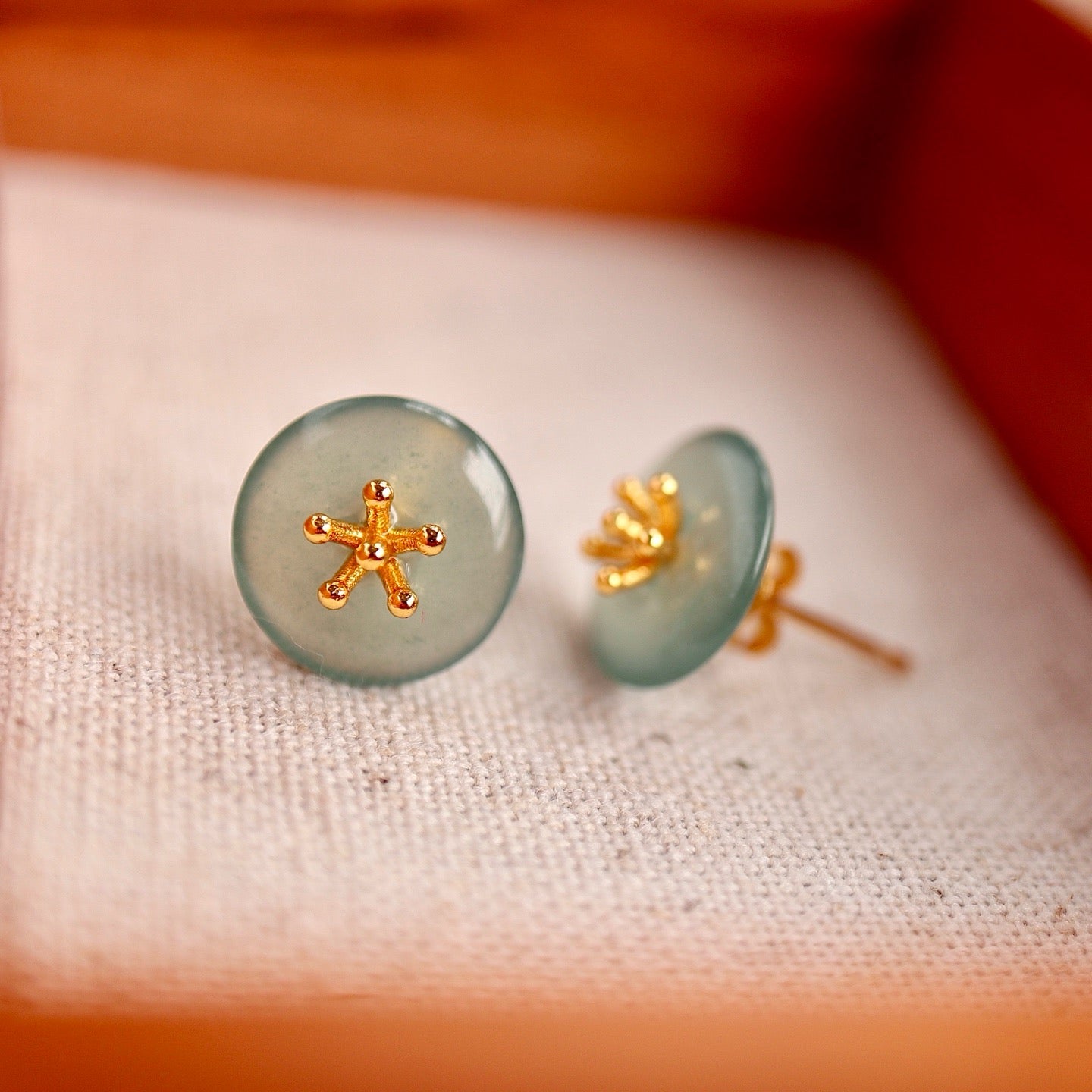 Clear Purely Jade earrings with round shape